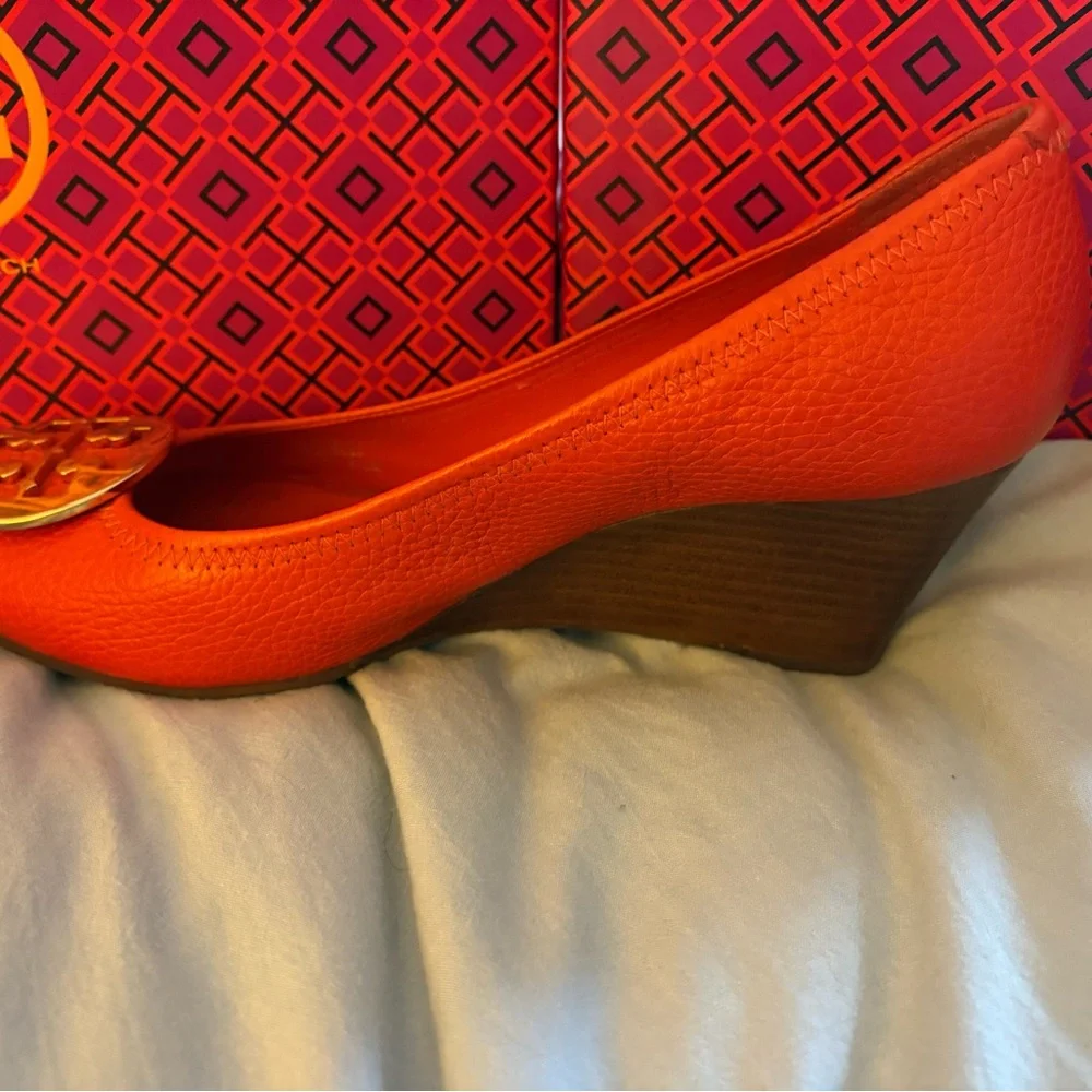 Tory Burch Women's Burt Orange Peep Toe Wedges - Size 9.5 - Picture 5 of 8